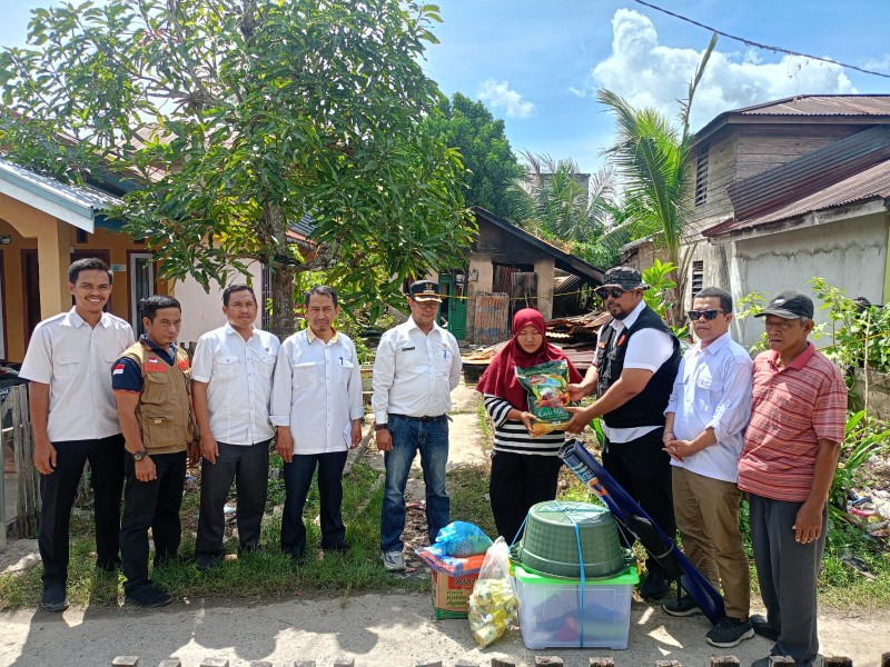 Cepat Tanggap! Baznas, Lurah Tembilahan Kota, dan BPBD Salurkan Bantuan untuk Korban Kebakaran di Batang Tuaka