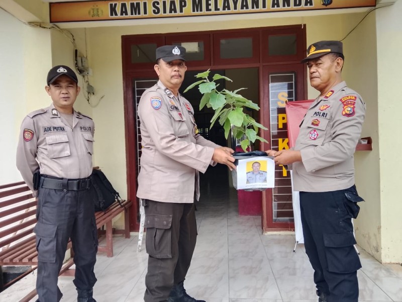 Momen Ulang Tahun Anggota Polsek Kuindra Terima Hadiah Bibit Pohon Waru
