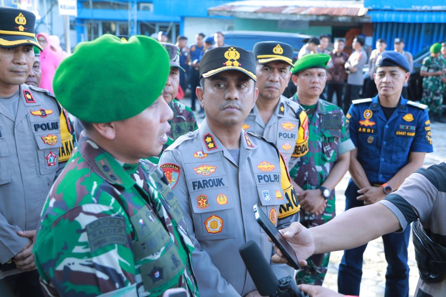 Kompak,TNI dan Polri Bagikan Takjil Gratis di Inhil