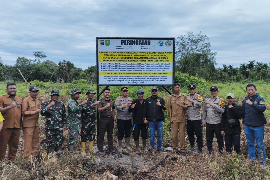 Polres Inhil Pasang Papan Plang Peringatan Karhutla di Kelurahan Tanjung Pidada
