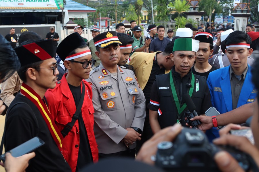 Aksi Damai Berbagi Bunga di Tembilahan: Polres Inhil dan Mahasiswa Tunjukkan Solidaritas Kemanusiaan