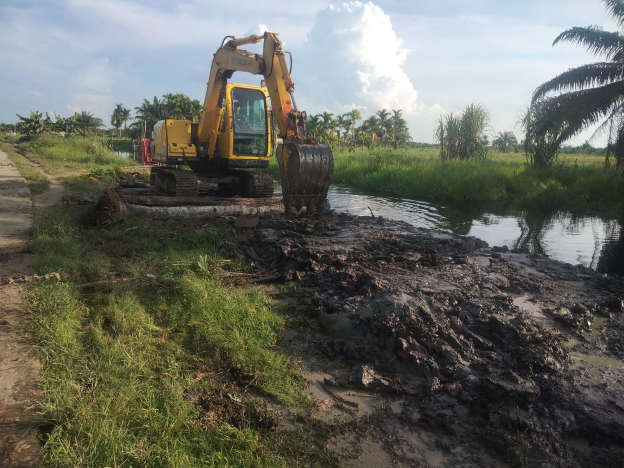 Peduli Kepada Masyarakat, Kodim 0314/Inhil Lakukan Normalisasi Parit Di Dua Desa