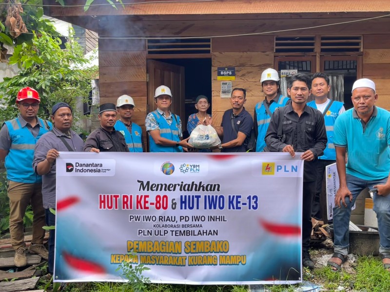 Sambut HUT RI ke-80 dan HUT IWO ke-13, PLN ULP Tembilahan dan IWO Inhil Gelar Aksi Sosial Pasang KWH Gratis dan Bagikan Sembako