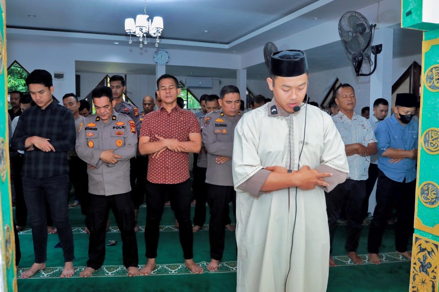 Polres Inhil Sholat Ghaib untuk 3 Personel Polda Lampung yang Meninggal Dunia