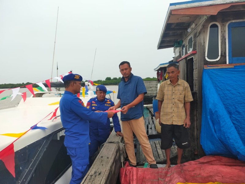 Satpolairud Polres Inhil Kibarkan Bendera Merah Putih di Kapal Rakyat Perairan Pulau Burung