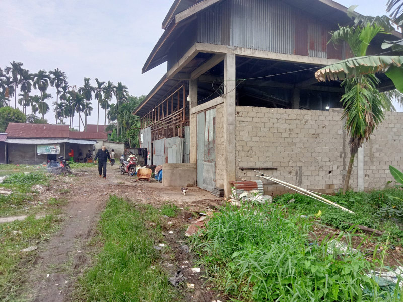 Pemilik Usaha Pemotongan Kandang Ayam Sudah Perbaiki Drainase Limbah, Pedagang Kuliner Pasar Pagi Tembilahan Tidak Lagi keluhkan Bau Tidak Sedap.