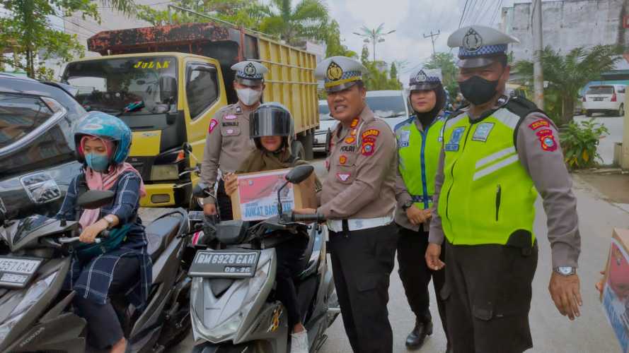 Jum'at Berkah, Sat Lantas Polres Inhil Berbagi Sembako