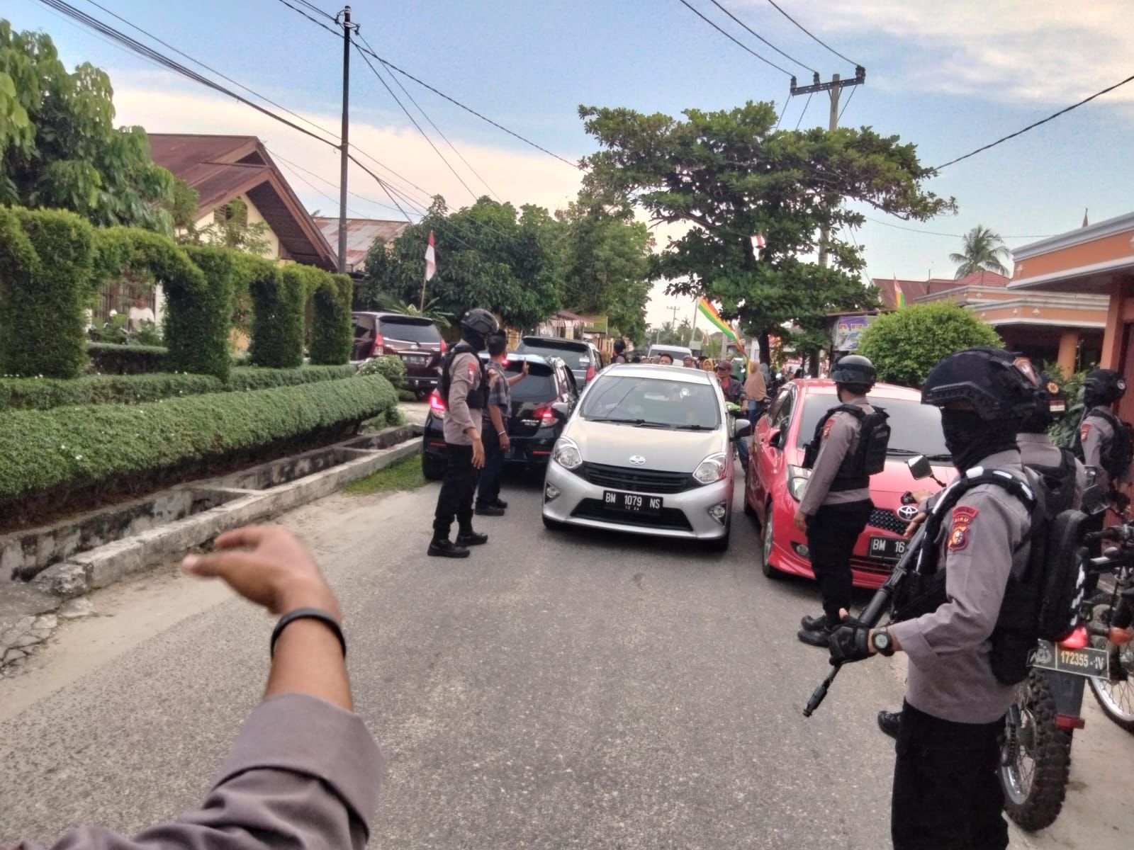 Personel Brimobda Riau Turun Langsung Urai Kemacetan