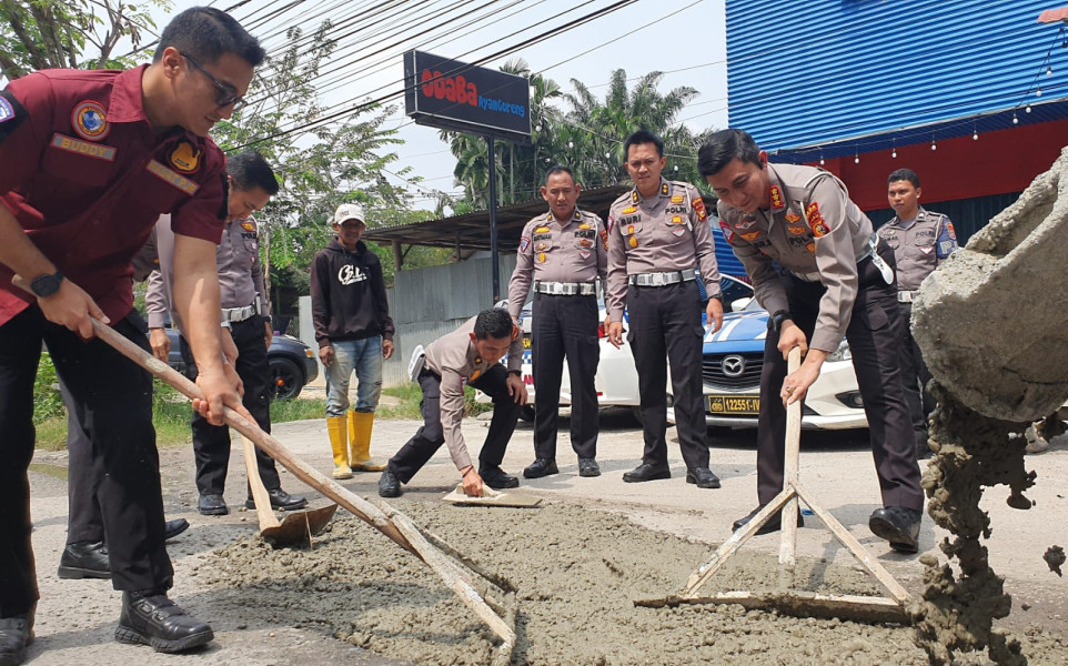 Peduli Keselamatan Lubang Di Sepanjang Jalan Paus Di Cor Ditlantas Polda Riau