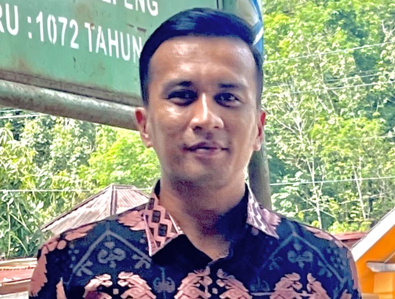 Penyegelan kantor Sanel tour & travel Pekanbaru oleh pemerintah karena menahan ijazah karyawan dinilai kurang tepat