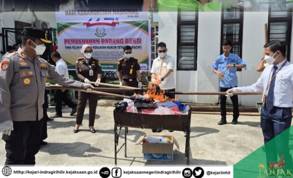 Kejari Inhil Musnahkan Sejumlah Barang Bukti dari 100 Perkara Yang Telah Memiliki Kekuatan Hukum Tetap