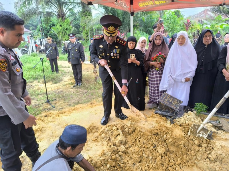 Kapolres inhil AKBP Farouk Otora Pimpin langsung Upacara  Pemakaman Alm. AKP Sukirul