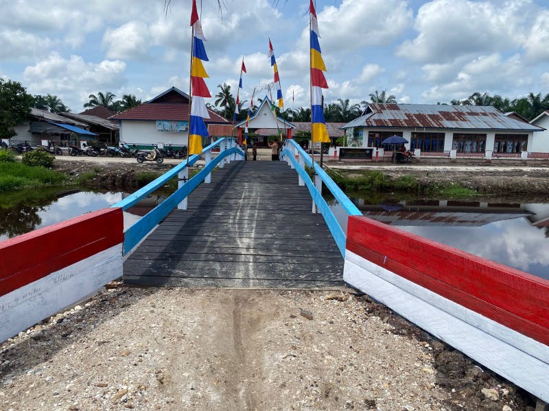 Sentuhan Polsek Kempas Ubah Jembatan Usang Jadi Jalur Aman Pelajar