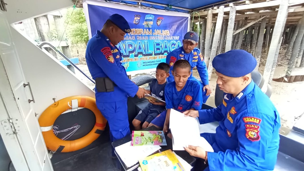 Pustaka Apung Jalur Polres Indragiri Hilir Usaha Cerdaskan Anak Pesisir