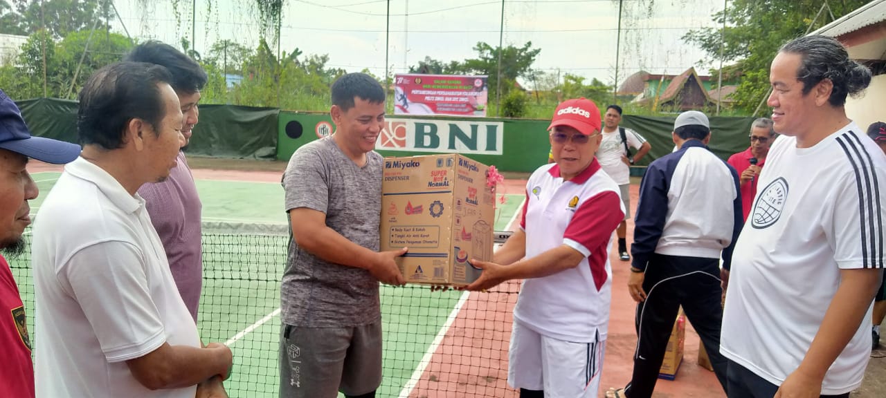 Meriahkan HUT RI Ke-77, Kapolres Inhil Ikuti Pertandingan Tenis Lapangan yang ditaja Oleh IDI Bersama PELTI