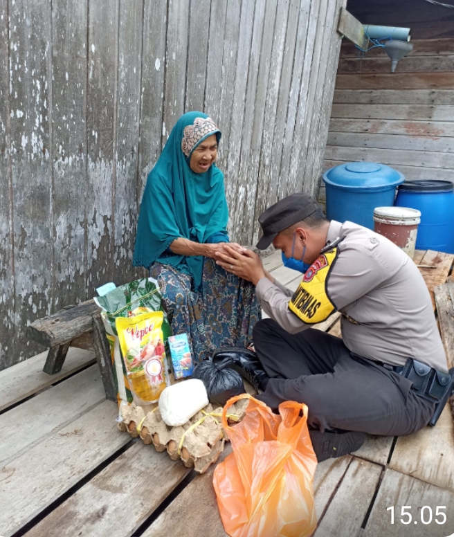 Sisir Rumah Warga, Anggota Polsek Pelangiran Bagikan Sembako Kepada Masyarakat