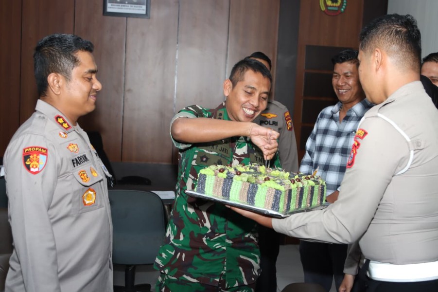 Kapolres Inhil Bawa Kue Ultah untuk Dandim 0314/Inhil, Simbol Soliditas TNI-Polri