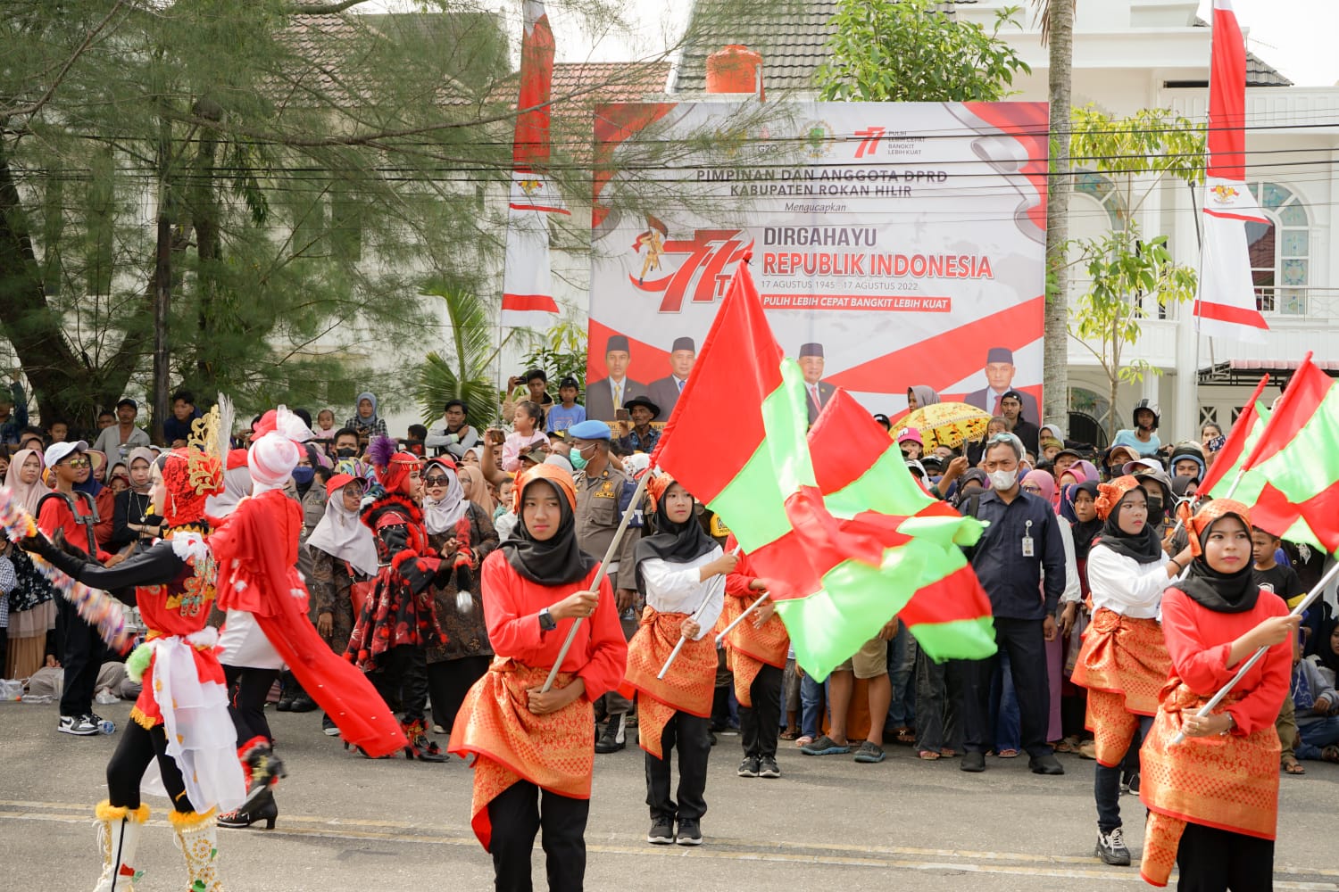 Pawai karnaval Meriahkan Perayaan HUT RI Ke 77 di Bagansiapiapi, Tampilkan Arak - Arakan Baju Daerah Nusantara