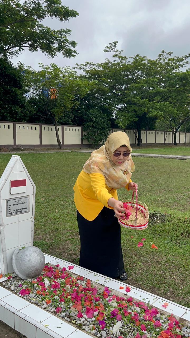Hj. Zulaikha Bersama Kader Golkar Riau Berziarah dan Tabur Bunga di TMP Kusuma Dharma