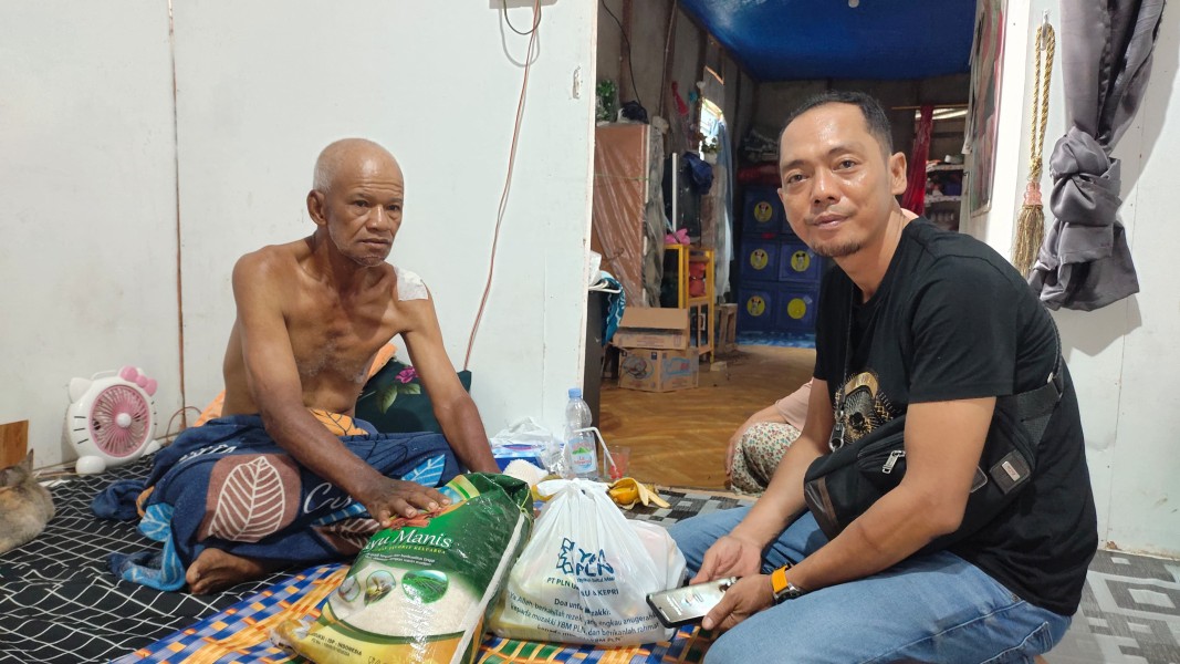 Senyum Sumringah Rano Pecah Saat IWO Riau dan PLN Unit Tembilahan Salurkan Sembako