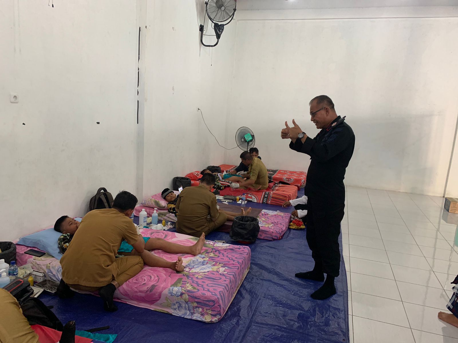Dijemput Bus Brimob, Anak - Anak Antusias Ikuti Sunat Massal Tajaan Batalyon B Pelopor Sat Brimob Polda Riau