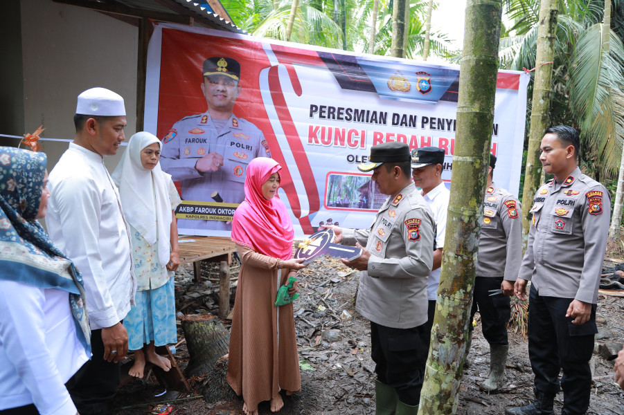 Polres Inhil Bedah Rumah Ibu Jamilah Jadi Layak Huni
