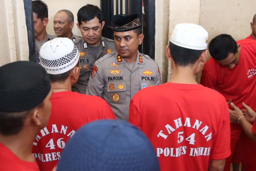 Kapolres Inhil Tebar Kebaikan, Bagikan Nasi Jumat Berkah untuk Tahanan