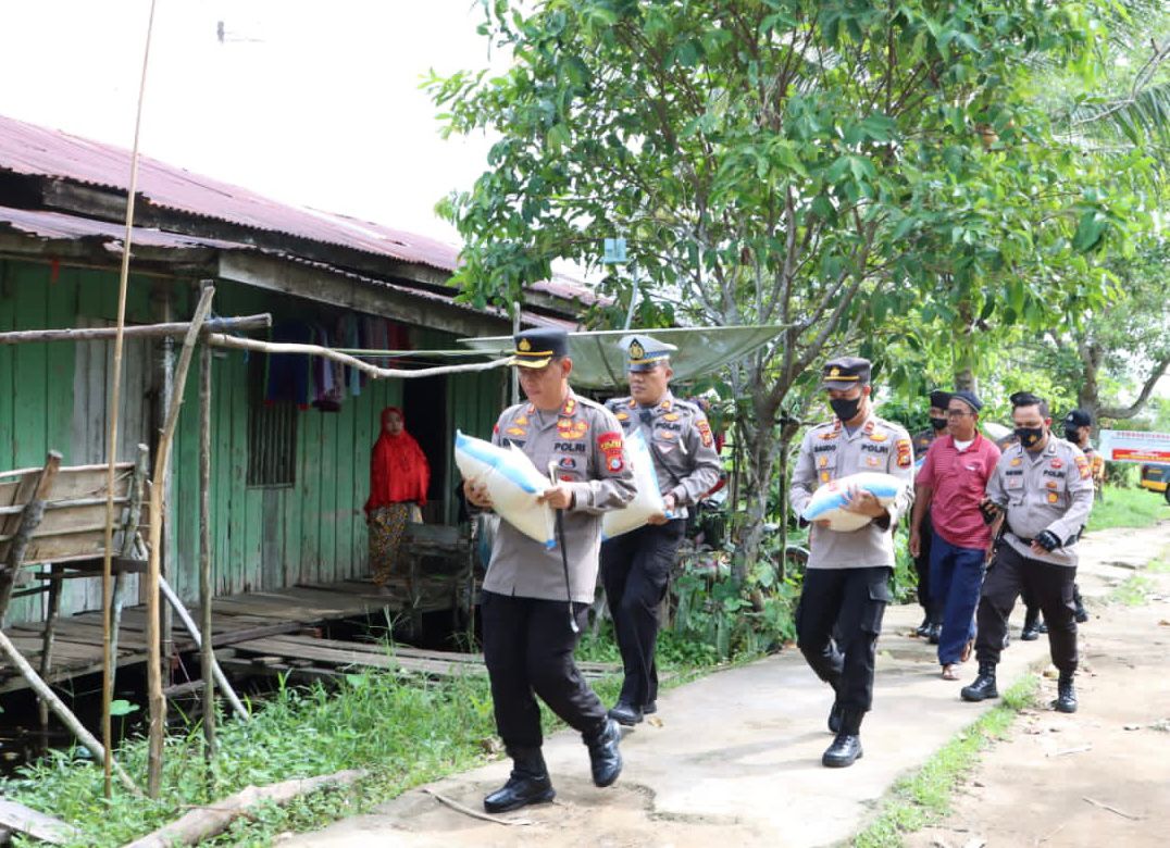 Turun Kelapangan Kapolres Inhil Bagikan Sembako Kepada Masyarakat