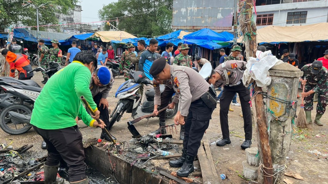 Sinergi TNI–Polri, Polres Inhil Turunkan Personel untuk Gotong Royong Antisipasi Banjir