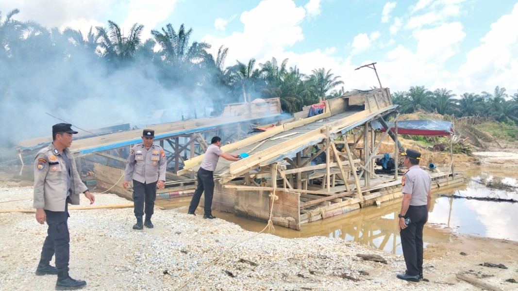 Polda Riau Konsisten Tindak PETI, Enam Rakit Tambang Ilegal Diamankan di Kampar Kiri
