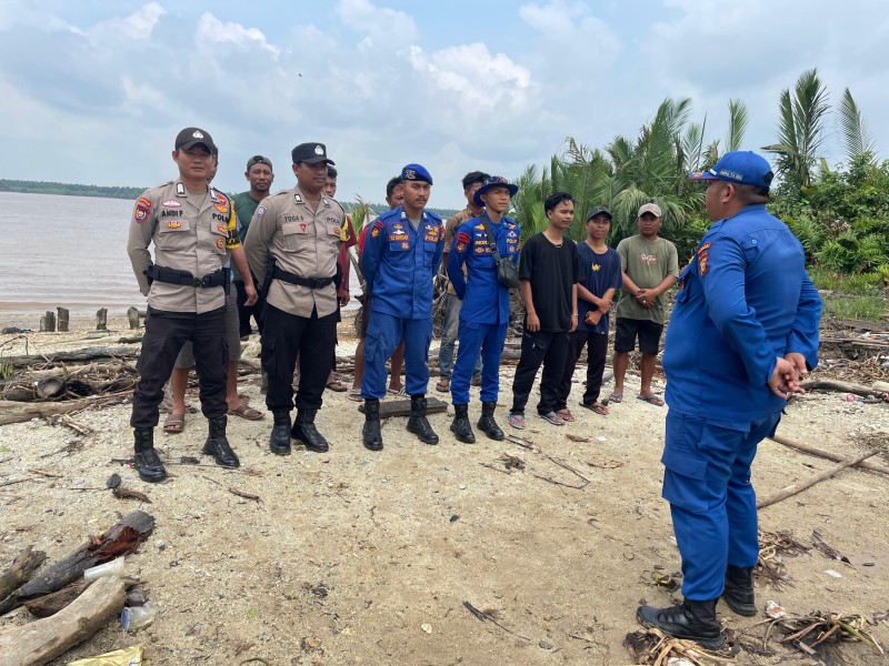 Satpolairud Polres Inhil Gelar Program JALUR: Bersih-Bersih Sungai Indragiri Bersama Masyarakat