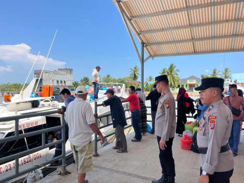 Polsek Kateman Perketat Patroli Pelabuhan, Jaga Keamanan Arus Mudik di Sungai Guntung