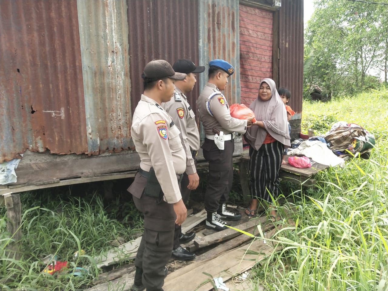 Bantu Masyarakat Pasca Kenaikan BBM, Polres Inhil Kembali Salurkan 650 Paket Sembako