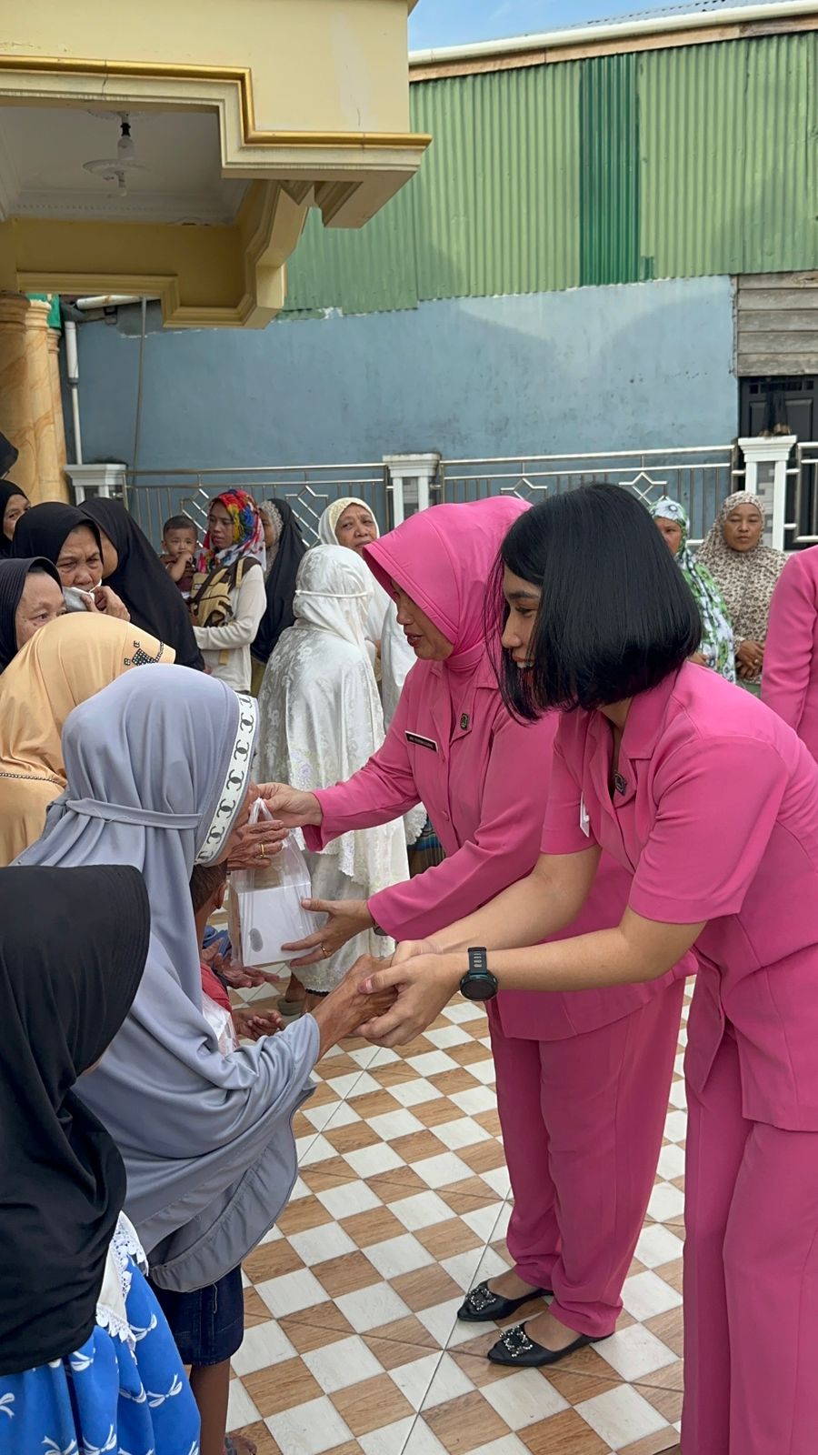 Jelang Berbuka, Polisi dan Bhayangkari di Tembilahan Kompak Berbagi Takjil kepada Warga