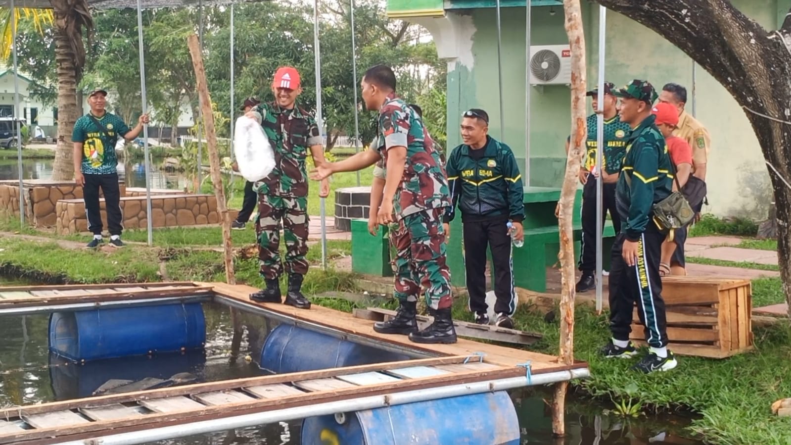 Dukung Ketahanan Pangan, Dandim 0314/ Inhil Tabur 12 Ribu Bibit Ikan Lele