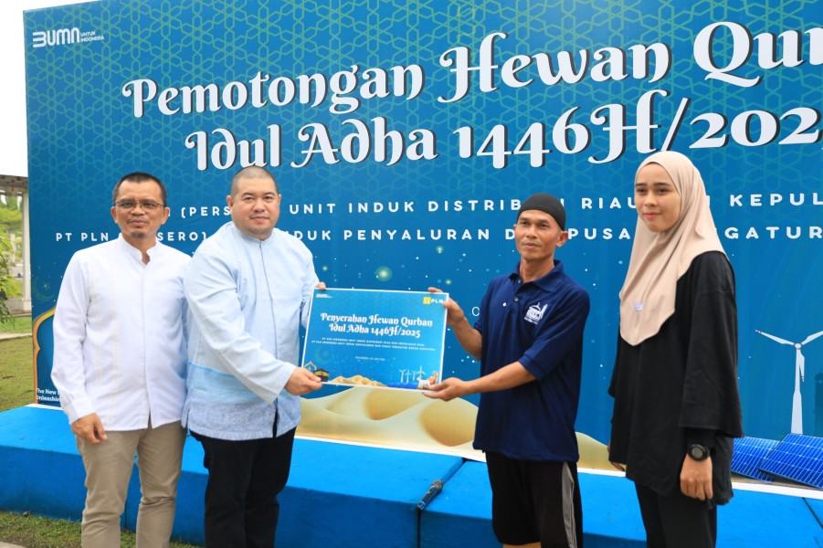 Idul Adha 1446 H, Masyarakat Sambut Bahagia Pembagian Paket Daging Kurban oleh PLN UID RKR
