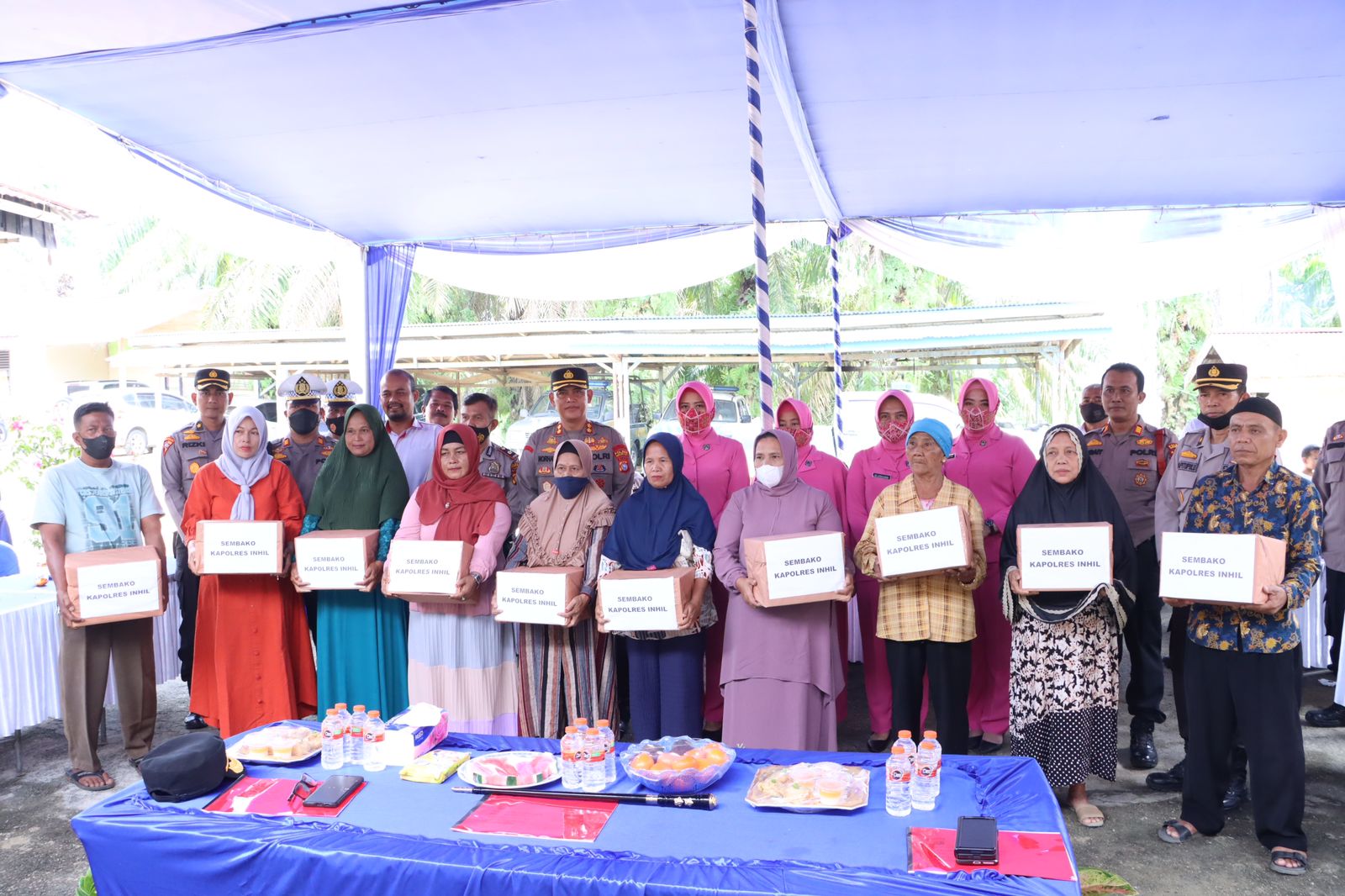 Kunker Ke Wilayah Hukum Polsek Kemuning, Kapolres Inhil dan Ketua Bhayangkari Berikan Bantuan Kepada Masyarakat