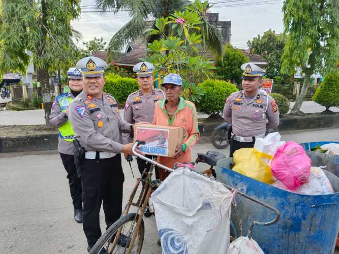 Jum'at Berkah, Sat Lantas Polres Inhil Bagikan Sembako kepada Tukang Becak dan Petugas Kebersihan