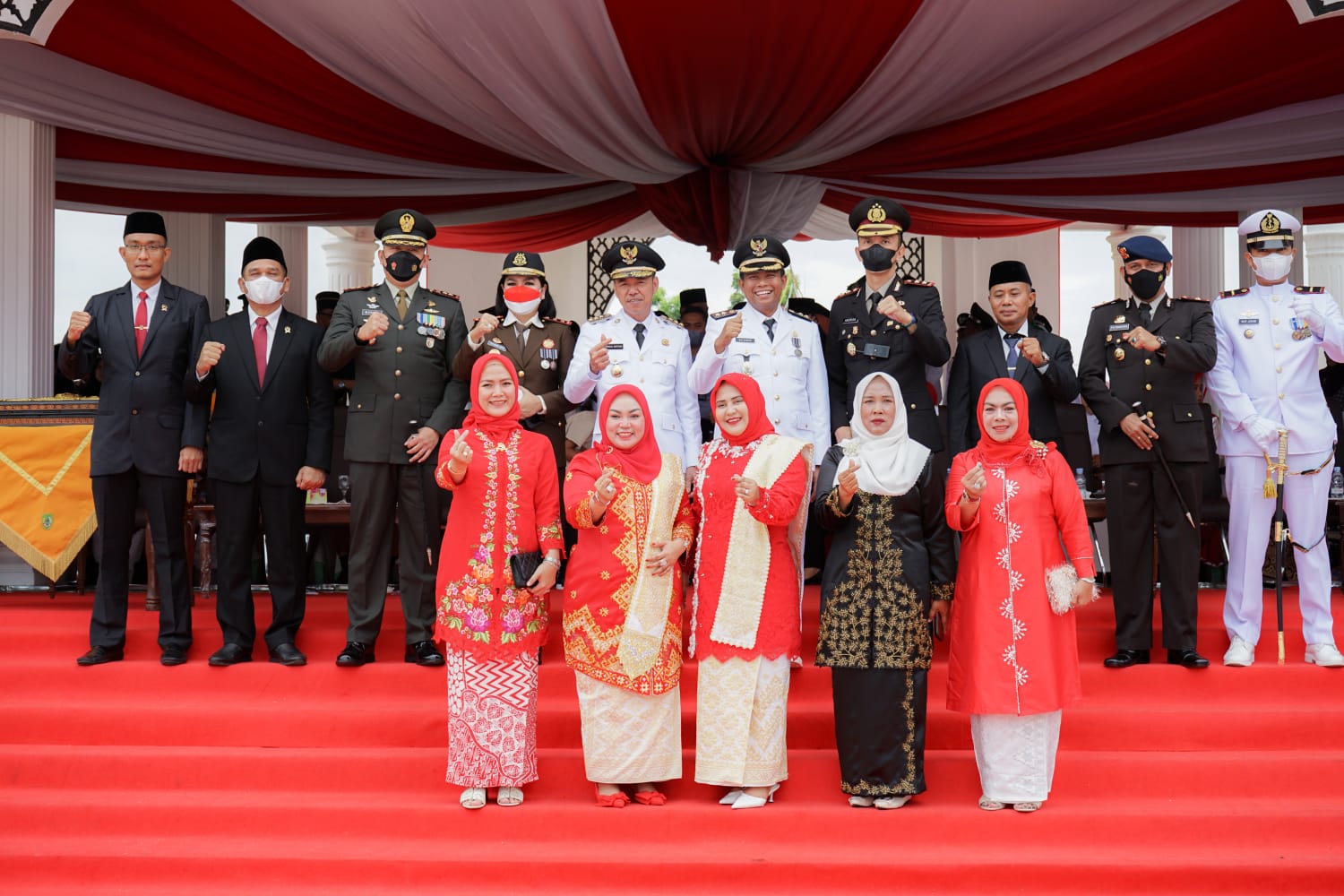 Bupati Rohil Afrizal Sintong dan Wakil Bupati Rohil bersama unsur forkompinda Rohil usai pelaksanaan upacara HUT ke 77 Kemerdekaan RI di Lapangan Taman Budaya Batu Enam, Bagansiapiapi, Rohil, Riau, Rabu (17/8/22).